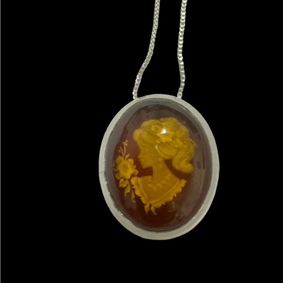 Vintage carved Balkan Amber pendant sterling - Picture 3 of 3